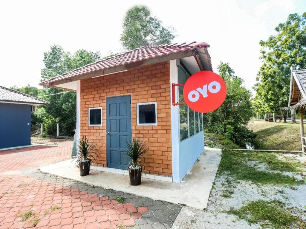 Oyo 89607 Aloha Chalet Kampung Raja Экстерьер фото