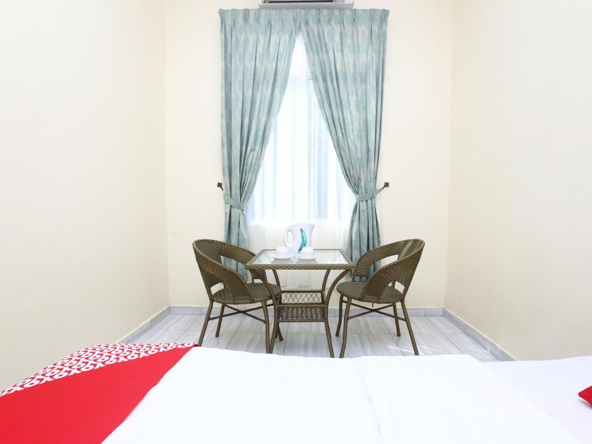 Oyo 89607 Aloha Chalet Kampung Raja Экстерьер фото